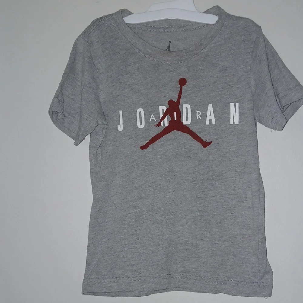 Jordan Kids Gray T-Shirt - Picture 1 of 1